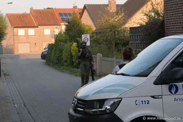 Viertal riskeert tot twee jaar cel voor vermeende gijzeling: “Maar toen de politie de slachtoffers kwam ‘bevrijden’, nam iedereen de vlucht”