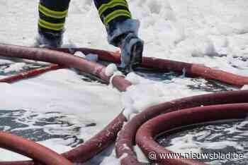 Heftruck van houtverwerkend bedrijf vat vuur, brandweer kan erger voorkomen