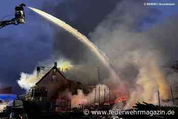 Vier Gebäude in Vollbrand