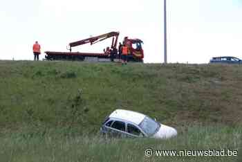 Bestuurder zwaargewond nadat hij met auto op E34 uit de bocht vliegt en tiental meters lager in berm terechtkomt