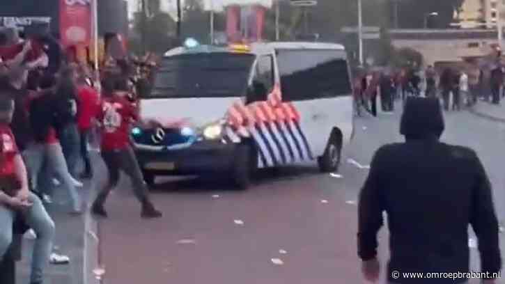 Politiebus die inrijdt op relschoppers is tactiek die vaker wordt gebruikt