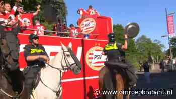 Politie te paard gaat ervandoor met de schaal bij huldiging PSV