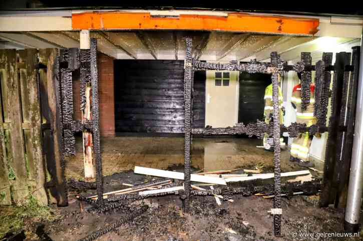 Schutting en carport beschadigd door brand, politie onderzoekt oorzaak