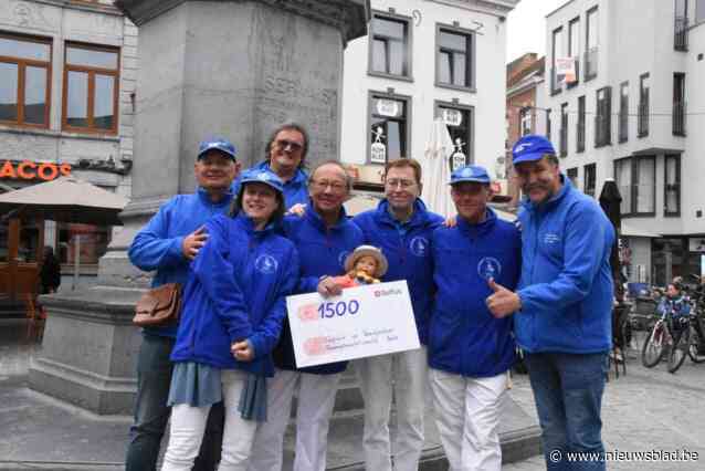 Rommelmarktcomité steunt reuzenstoet met cheque