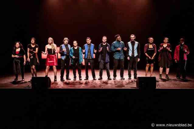 Uniek theaterproject met anderstalige zangers sluit indrukwekkende tournee af met laatste voorstelling ‘Dag vreemde man’: “Bijna 75 optredens voor in totaal 20.000 toeschouwers”