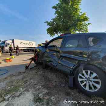 Bestuurster bevrijd en gewond afgevoerd na ongeval in Gruitrode: Kasteelstraat tijdlang afgesloten