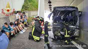 Schulbus rast in Lastwagen: Lehrerin (†43) tot – Kleine Kinder haben mehrere Schutzengel