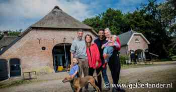 Twee gezinnen leenden samen dik een miljoen voor hun droomvilla: ‘De afgelopen maanden waren extreem stressvol’