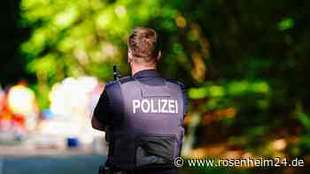 „Auf die Fahrbahn geschleudert“: Auto von umgestürzten Baum bei Riedering erfasst