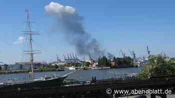 Rauchsäule über dem Hafen: Kühlturm steht in Flammen