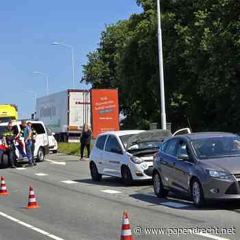 Twee auto's botsen op Burgemeester Keijzerweg