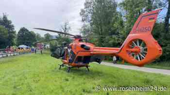 VW-Bus und BMW stoßen frontal zusammen – Mann lebensgefährlich verletzt