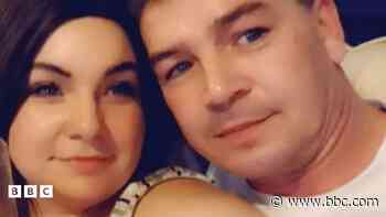 Dyn yn ddieuog ar ôl i ddau fabi gael eu canfod yn farw