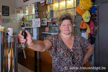 Gonda (58) sluit 32 jaar in volkscafé Den Arbiter af met feestje voor trouwe klanten: “Hier kende iedereen mekaar nog”