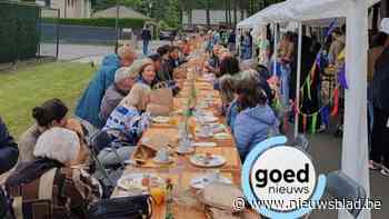 Oudsbergse woonwijk Nieuwe Kempen viert 70ste verjaardag met 70 meter lang ontbijt