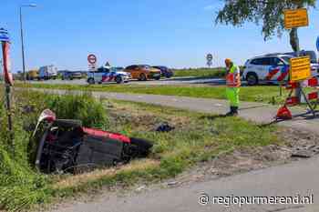 Invalidenauto raakt te water langs N247 bij Broek in Waterland