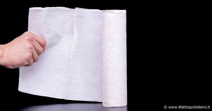“Attenzione al rotolo della carta da cucina: senza questa etichetta non può toccare i cibi, è tossica. E se ha decori è ancora peggio”. Parla l’esperto