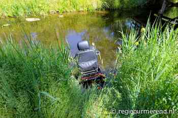 Scootmobiel belandt in sloot aan de Purmerenderweg in Purmer