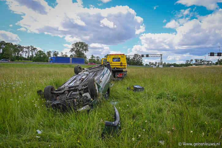 Auto slaat over de kop na bocht bij knooppunt, bestuurder naar ziekenhuis