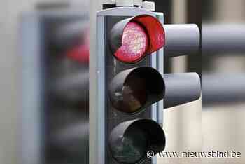 Man wordt aangereden door auto die door rood reed maar krijgt zelf zwaardere boete: “Dronk alcoholarm bier maar zat nipt boven de grens”