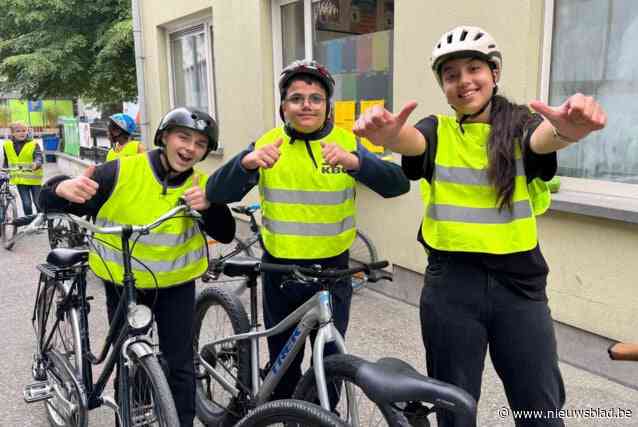 Leerlingen leren gevaren van verkeer kennen tijdens eerste fietsexamen op openbare weg
