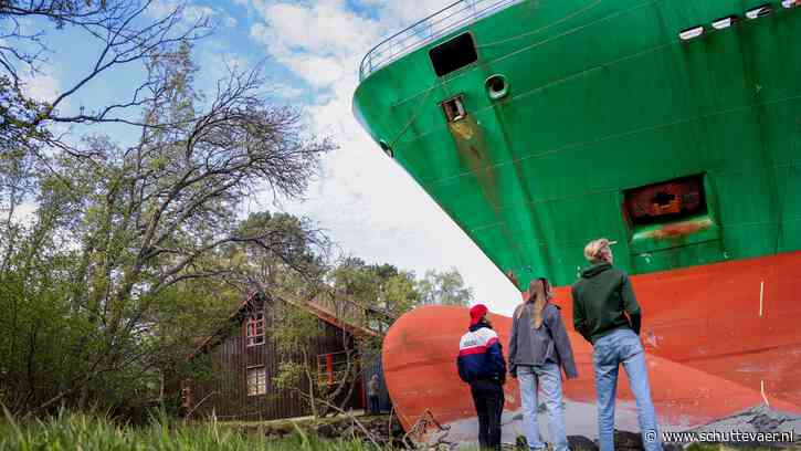 Containerschip loopt vlakbij Noorse woning aan de grond: ‘Vijf meter naar rechts en hij was onze slaapkamer binnengevaren’
