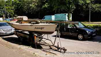 Alte Autos und Schrott-Schiffe: Straße verkommt zu Fahrzeug-Friedhof