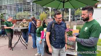 Mutualiteit deelt bloemen uit in strijd tegen eenzaamheid