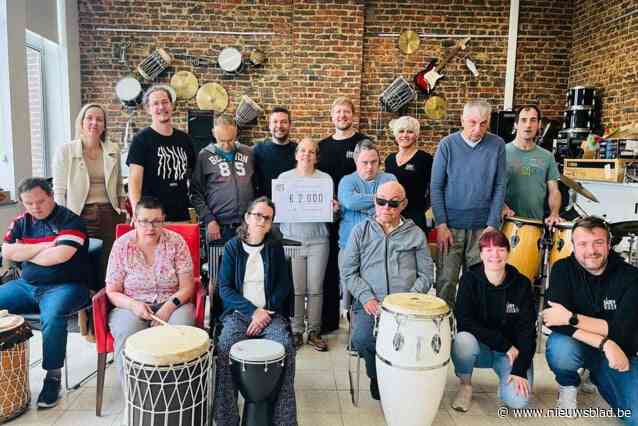 BarryRock-team schenkt 2.000 euro aan muziekatelier Schoonderhage