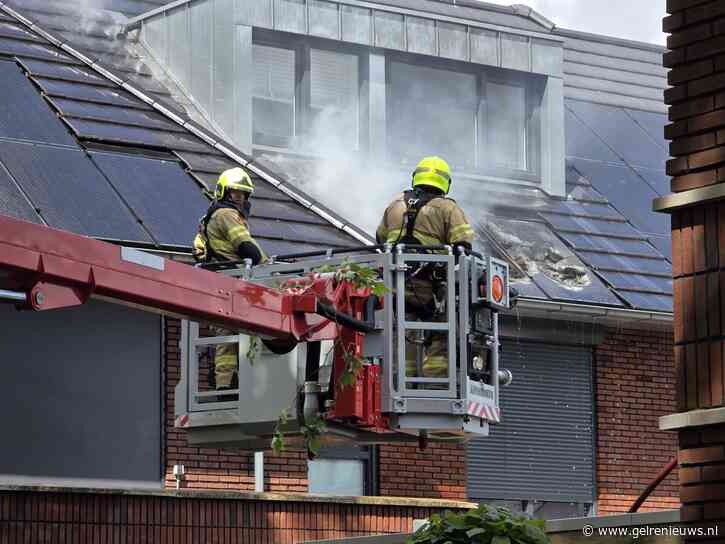 Brand bij woning mogelijk ontstaan in zonnepanelen, inzet met meerdere voertuigen