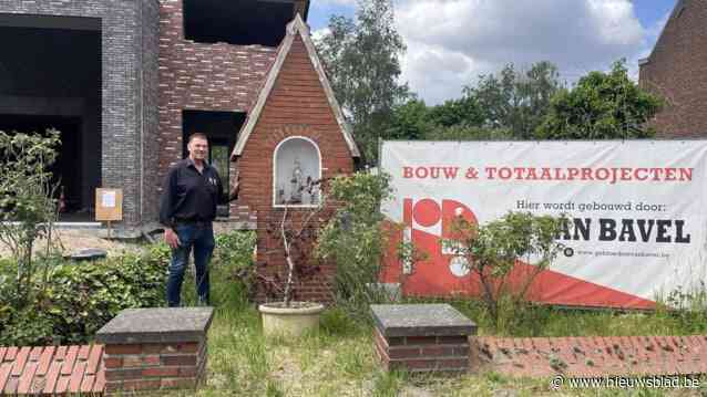 “Ik heb er al veel op gevloekt”: hoe het kapelletje dat Marc (56) samen zijn bouwgrond kocht er mee voor zorgt dat zijn nieuwbouw werd stilgelegd