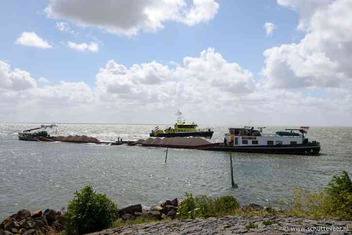Binnenvaartschip Ilse-Marie vastgelopen voor havenmond Stavoren