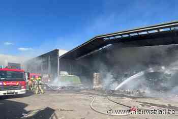 Zware brand bij afvalverwerkend bedrijf: “Hou ramen en deuren gesloten”