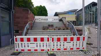 Weil Gefahren drohen: Treppe an der Glückszentrale in Schömberg ist derzeit gesperrt