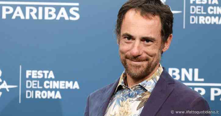 “Ministri giurano sulla Costituzione ma spesso non ci credono. Il premierato? Ne parlavano i golpisti, m’inquieta che ne parlino oggi certi politici”: la stoccata di Elio Germano