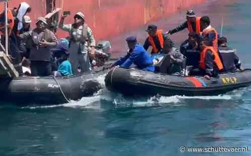 Vissersschip zinkt na aanvaring met onbekende tanker in Straat Singapore, bemanning gered