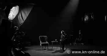 U2-Sänger lässt tief blicken – Die One-Man-Show „Bono: Stories of Surrender” bei Apple TV