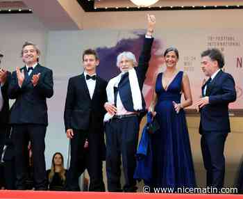 78e Festival de Cannes: moment suspendu en haut des marches, tous les photographes déposent leurs appareils pour applaudir Pierre Richard, 90 ans