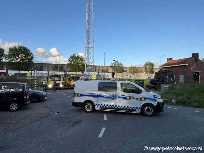 Koerier rijdt bakwagen stuk onder viaduct A2