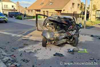 Bestuurster als bij wonder ongedeerd na zware klap tegen geparkeerde wagen