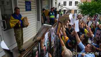 Erneuter Gefangenenaustausch: Gefallene Ukrainer liegen weiter in Kühllastern in Belarus