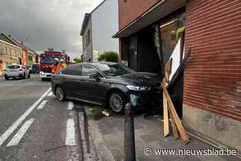 Dronken bestuurder eindigt tegen voorgevel op rechte baan