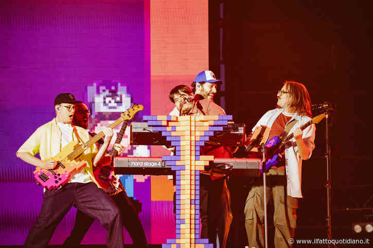 Pinguini Tattici Nucleari show a Milano: effetti speciali con colpi di cannone, l’AI, il finale da Grande Fratello e la commozione per Giulia Tramontano