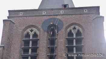 Specialisten zonder hoogtevrees aan het werk: uurwerk van ‘Reus der Kempen’ krijgt volledige restauratie