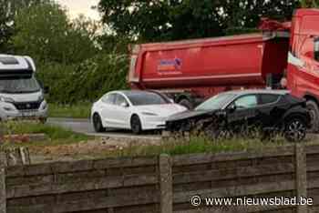 Vrouw wordt onwel achter stuur en verliest controle: “Weg even versperd door brokstukken”
