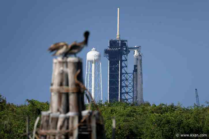Astronauts prepare for ISS visit and farming on the moon