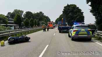Nach Unfall auf B12 bei Haag: Biker schwer verletzt – Polizei sucht flüchtigen Autofahrer