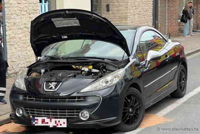 Vrouw ziet motor van pas aangekochte tweedehandswagen oververhitten tijdens eerste rit