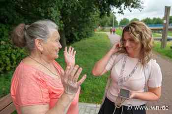 Die Gesichter von Geflüchteten im Kirchenfoyer
