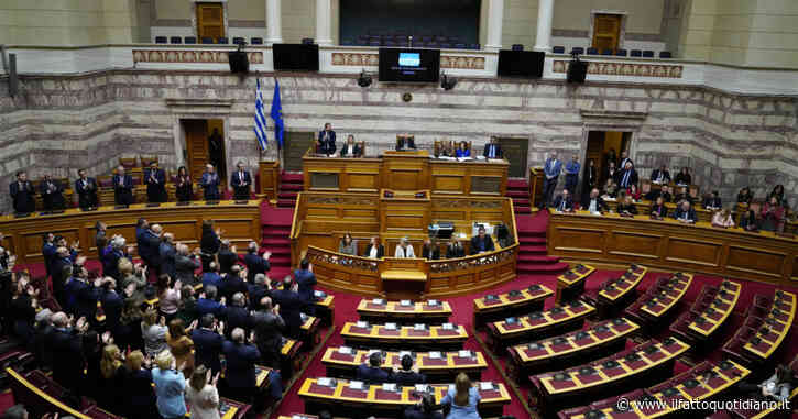 Grecia, la Corte suprema espelle 3 deputati di estrema destra. “Il leader occulto è capo di Alba Dorata, è frode”